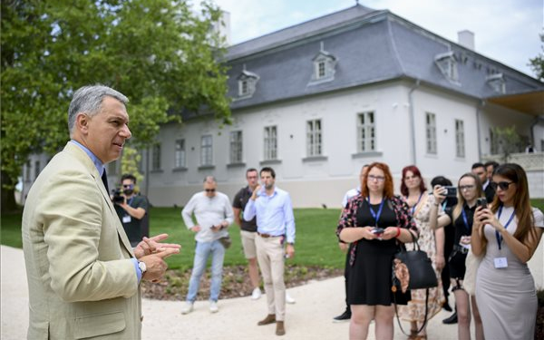 Lázár János: a geszti Tisza-kastély felújítása egy korszak restaurációját jelenti