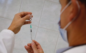 Egy 102 éves férfi is megkapta a negyedik védőoltást a pécsi klinikán