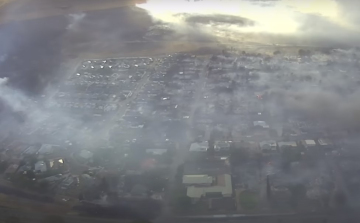 Mauin lassan halad a tűzvész utáni romok átkutatása