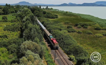 Az utószezonban is sűrűbben járnak a vonatok a Balatonhoz